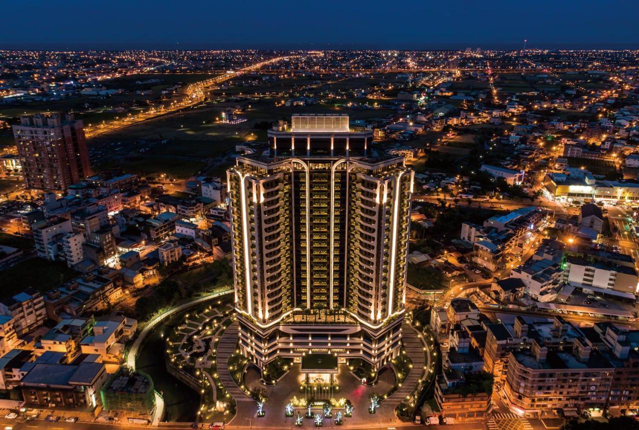 לודונג Cuncyue Hot Spring Resort מראה חיצוני תמונה The hotel at night