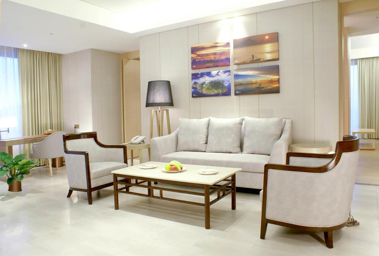 לודונג Cuncyue Hot Spring Resort חדר תמונה A living room