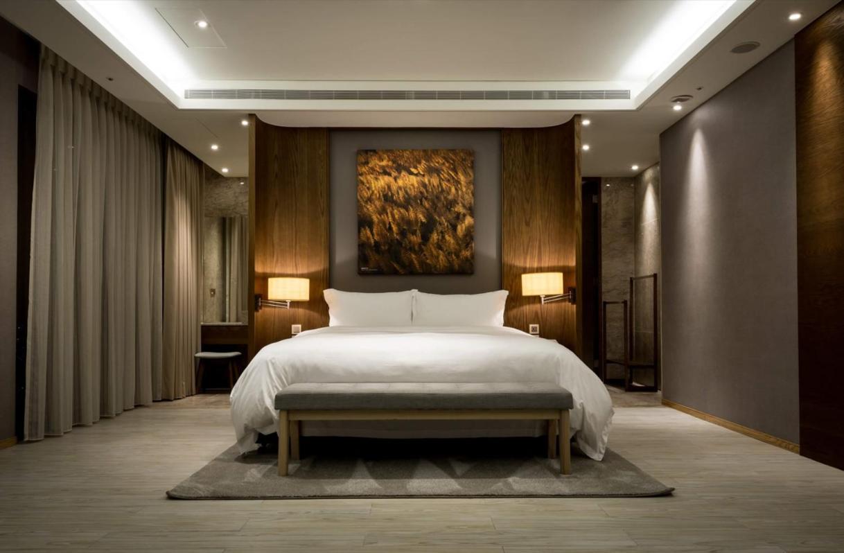 לודונג Cuncyue Hot Spring Resort חדר תמונה A bedroom at The Ritz-Carlton, Hong Kong