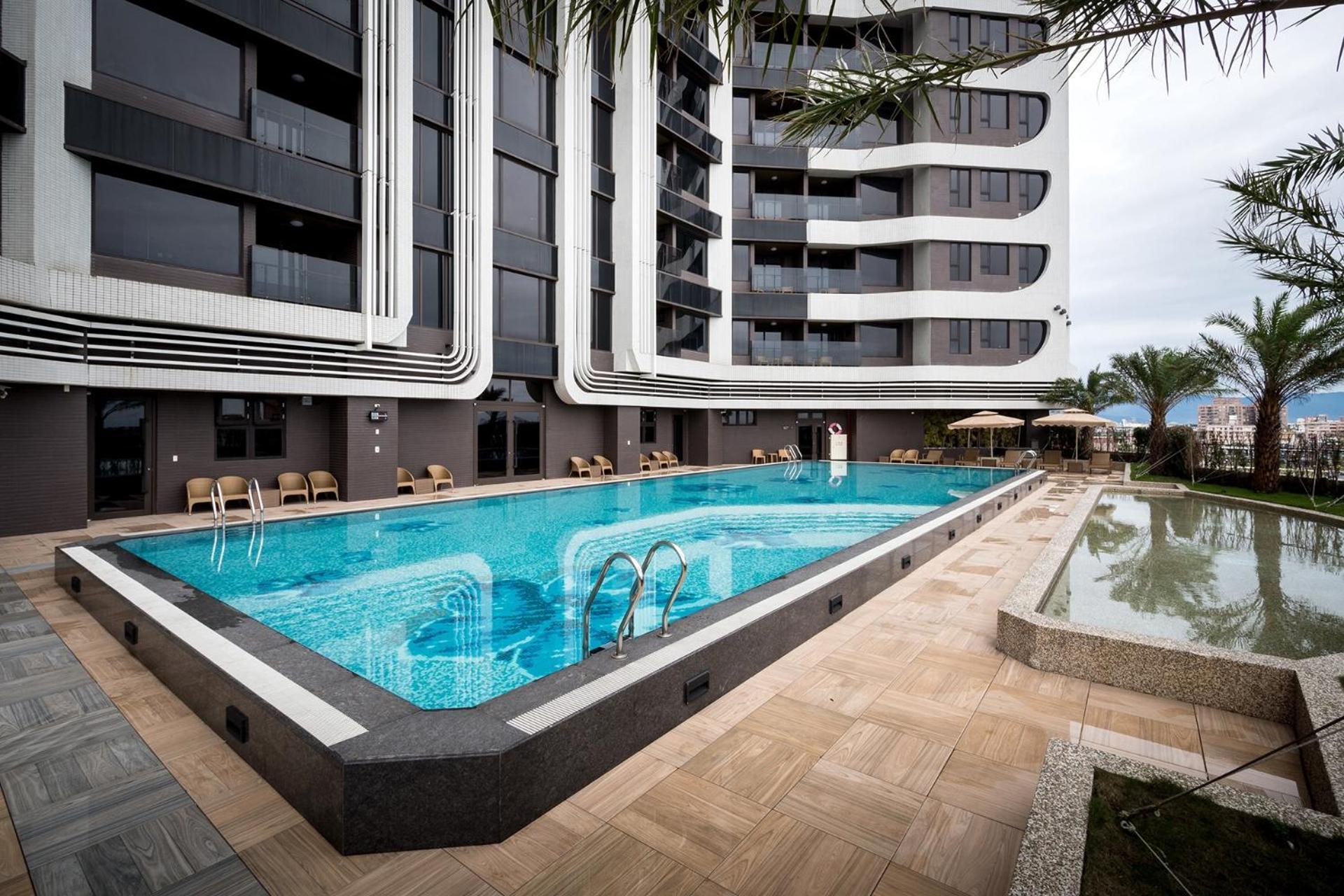לודונג Cuncyue Hot Spring Resort מראה חיצוני תמונה The swimming pool at the hotel