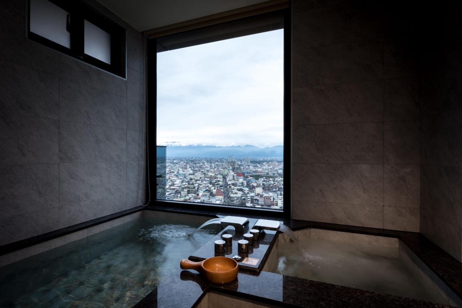 לודונג Cuncyue Hot Spring Resort חדר תמונה A view of Mount Takami from the hotel