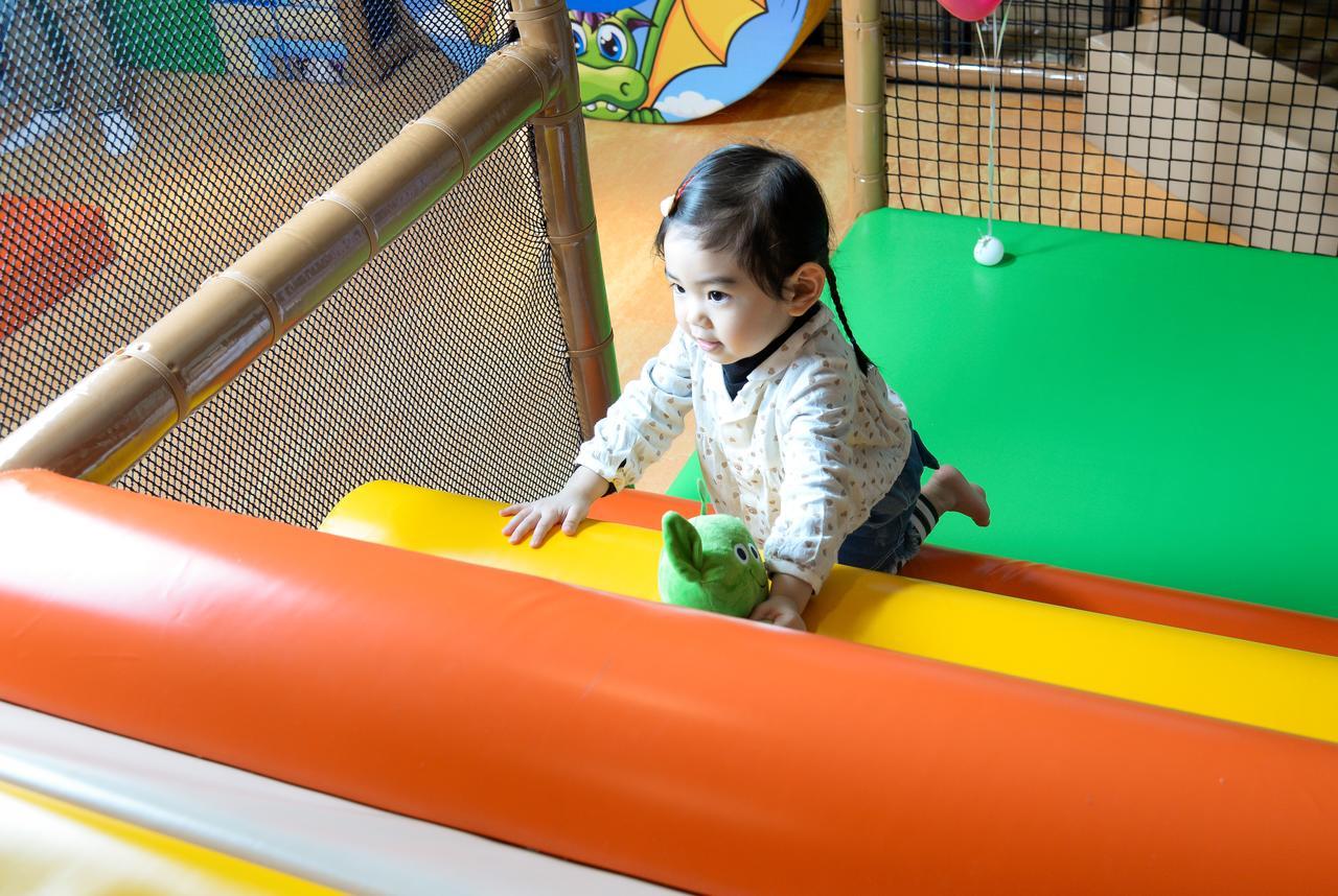 לודונג Cuncyue Hot Spring Resort מראה חיצוני תמונה A child playing at a playground