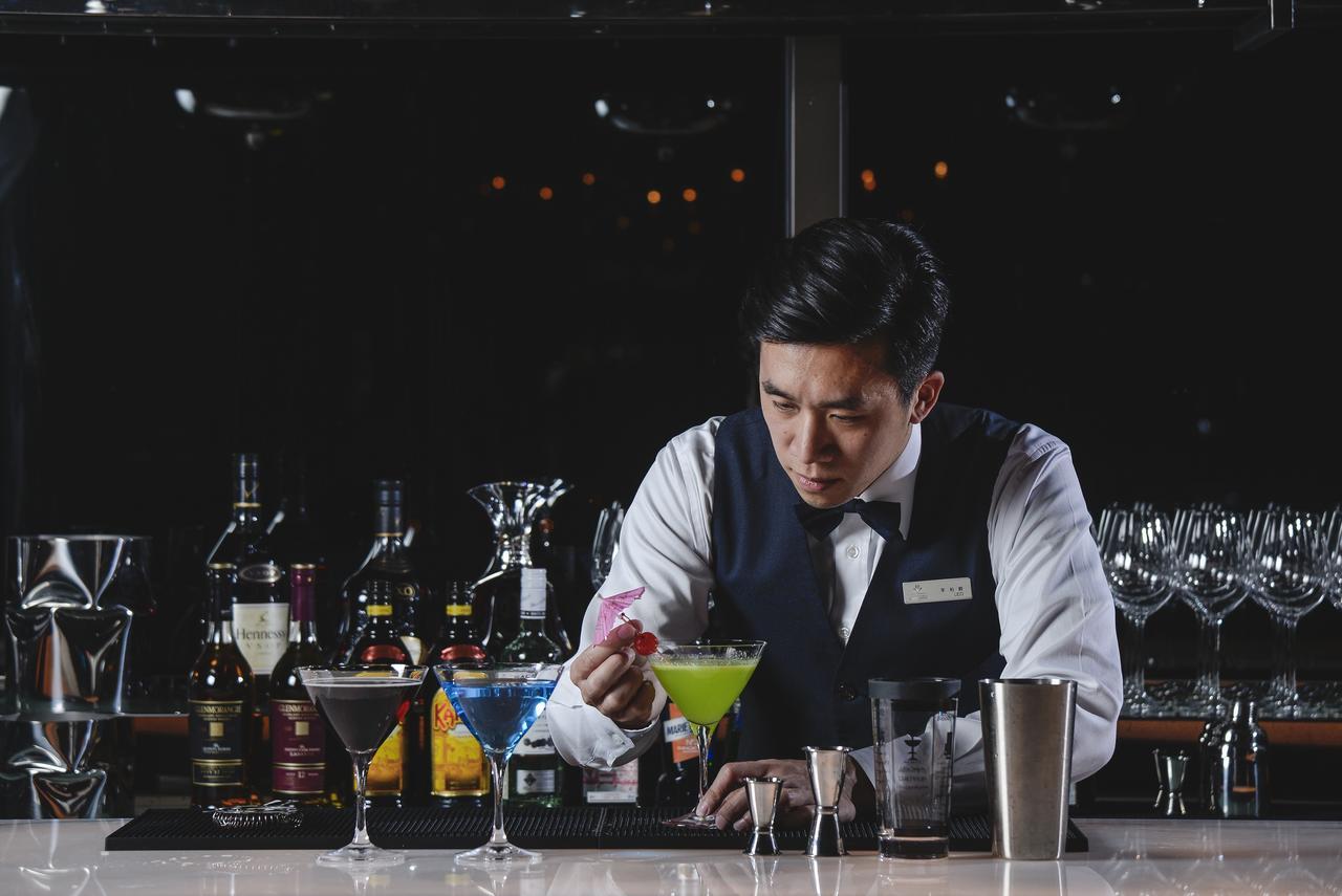 לודונג Cuncyue Hot Spring Resort מראה חיצוני תמונה Bartender at work