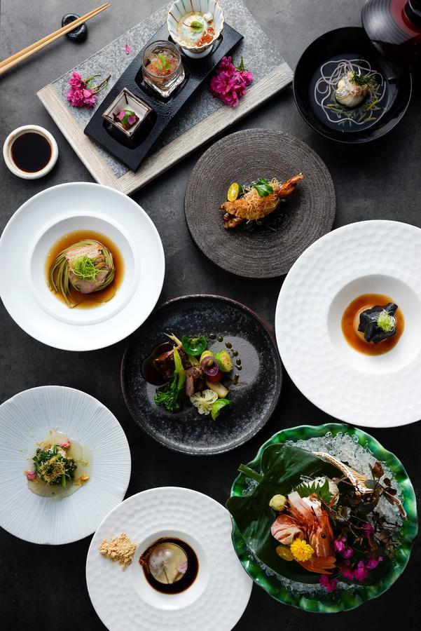 לודונג Cuncyue Hot Spring Resort מראה חיצוני תמונה Dishes at the restaurant